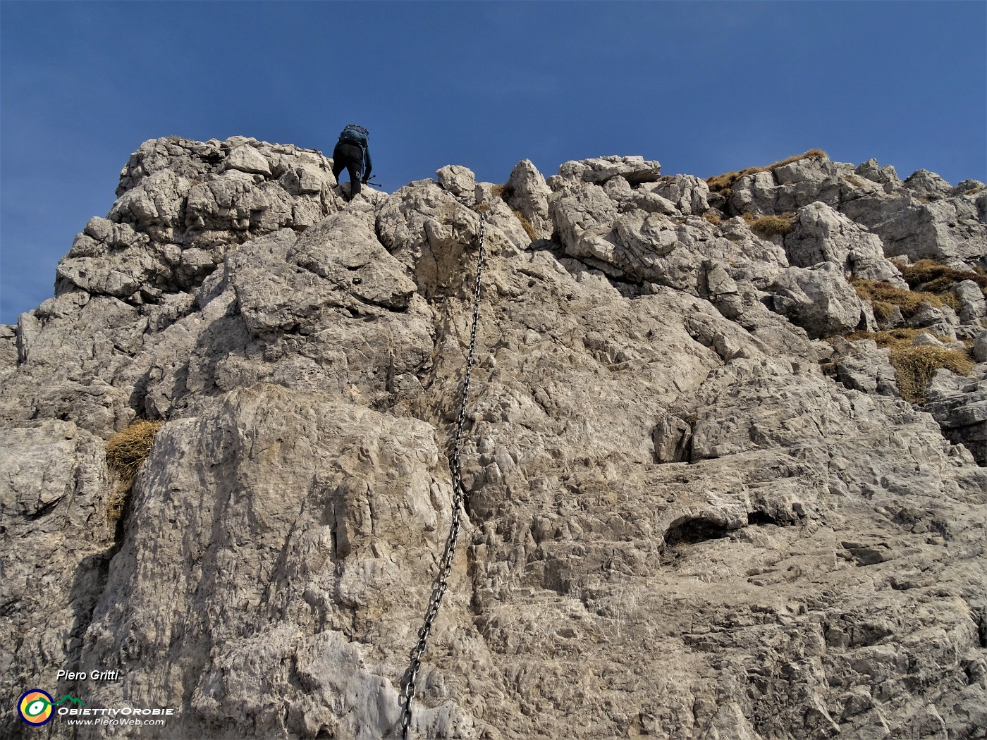 33 Dalla selletta di Val Scarettone salita attrezzata con catene per cima Grignetta  .JPG